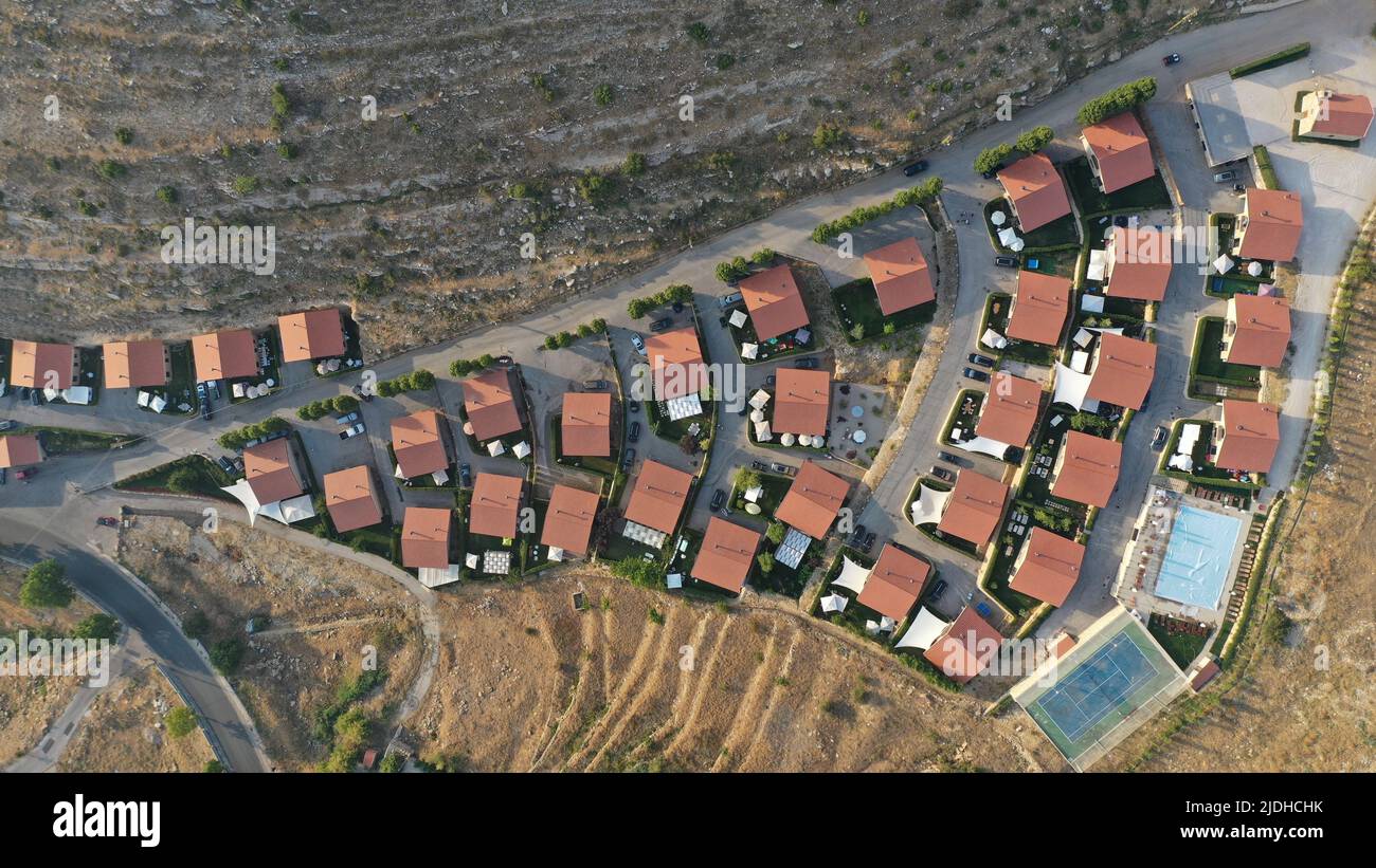 Villaggio di Faraya con quartiere in semi-deserto, Monte Libano, Medio Oriente, case con tetti rossi Foto Stock