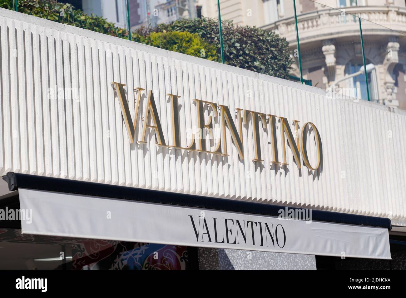 Cannes , paca , Francia - 06 12 2022 : marchio e firma Valentino del negozio italiano di moda di lusso Foto Stock