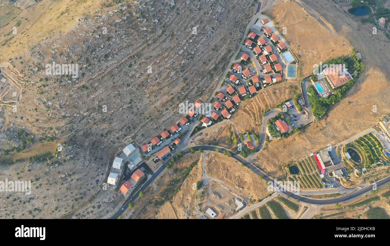 Villaggio di Faraya con quartiere in semi-deserto, Monte Libano, Medio Oriente, case con tetti rossi Foto Stock