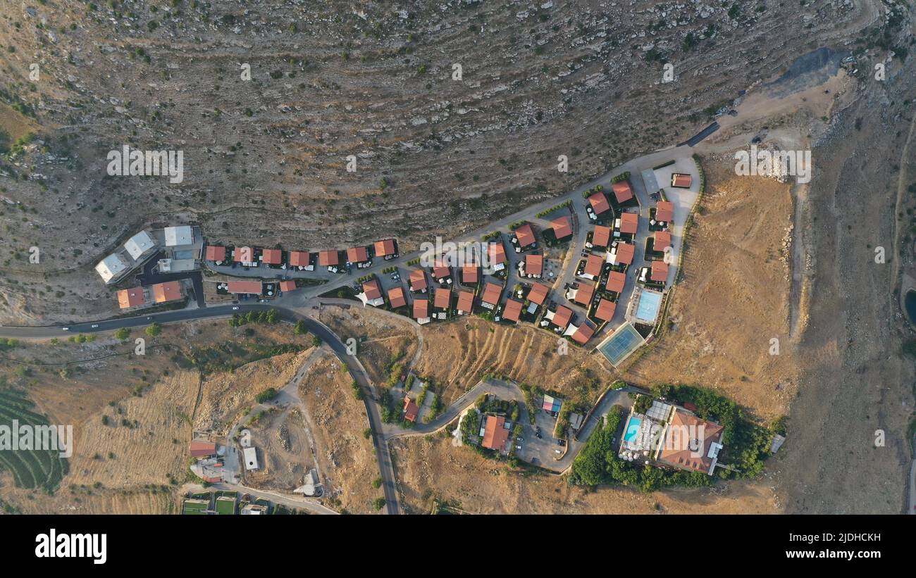 Villaggio di Faraya con quartiere in semi-deserto, Monte Libano, Medio Oriente, case con tetti rossi Foto Stock