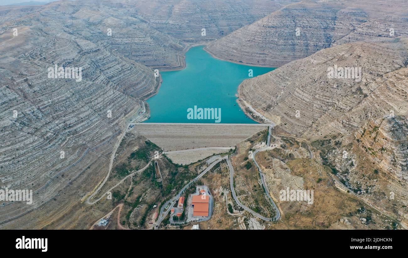 Diga d'acqua di Chabrouh a Faraya, Libano, Medio Oriente, con un grande serbatoio in un terreno roccioso e montuoso Foto Stock