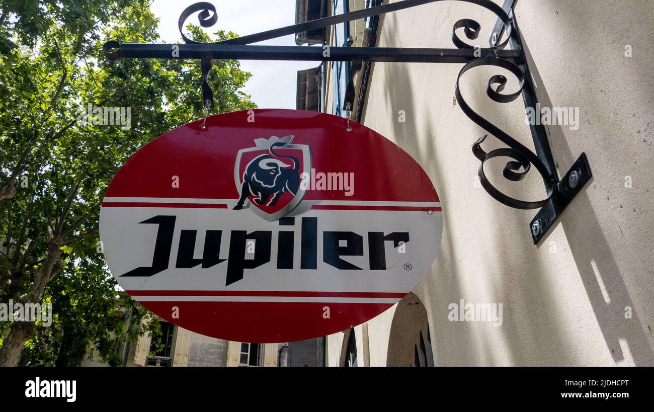 Bordeaux , Aquitaine Francia - 06 10 2022 : jupiler marchio e segno di testo del belgio birra facciata fronte parete pub locale bar ristorante luce belga Foto Stock