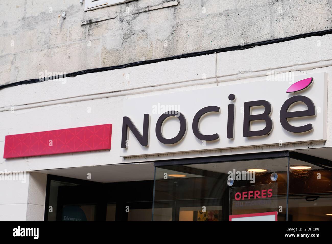 Bordeaux , Aquitaine Francia - 06 12 2022 : marchio Nocibe marchio e testo segno facciata negozio di bellezza cosmetici profumo boutique Foto Stock