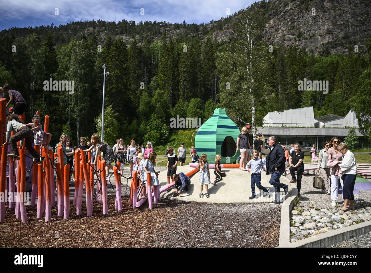 Il principe svedese Nicolas, la principessa Madeleine e Chris o'Neill con il governatore della contea Berit Hogman al Discovery Park dello Skuleberget National Park in Svezia, 21 giugno 2022. Il Discovery Park è un dono di HRH Principe Nicolas, Duca di Ångermanland, e fu dato al parco in relazione al suo battesimo nel 2015.Photo: Patrick Tragardh / TT / code 60190 Foto Stock