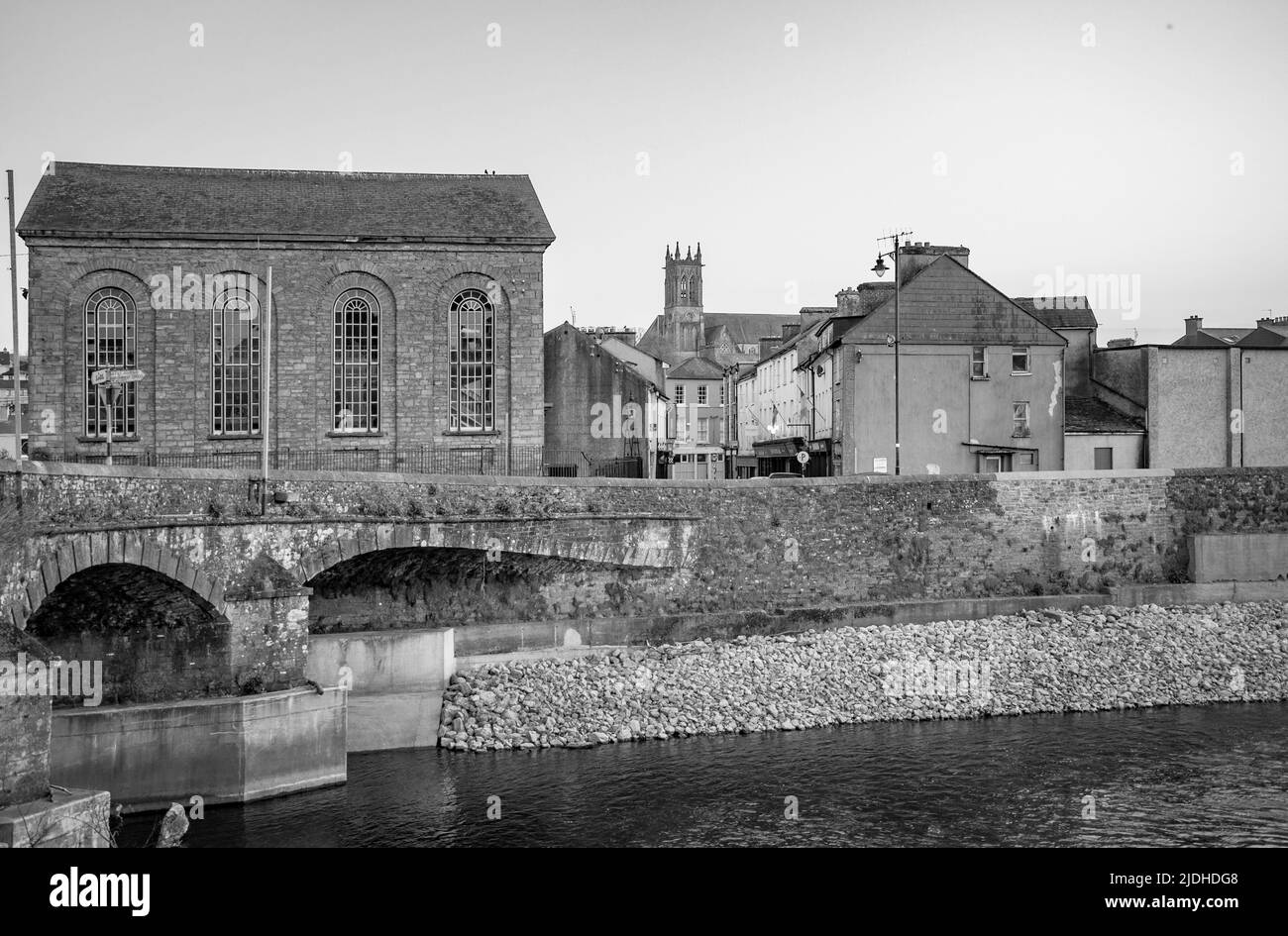 BANDON, CONTEA DI CORK, IRLANDA. MARZO 29, 2022. Architettura della città vecchia, vista sul fiume alla piccola città dal ponte Foto Stock