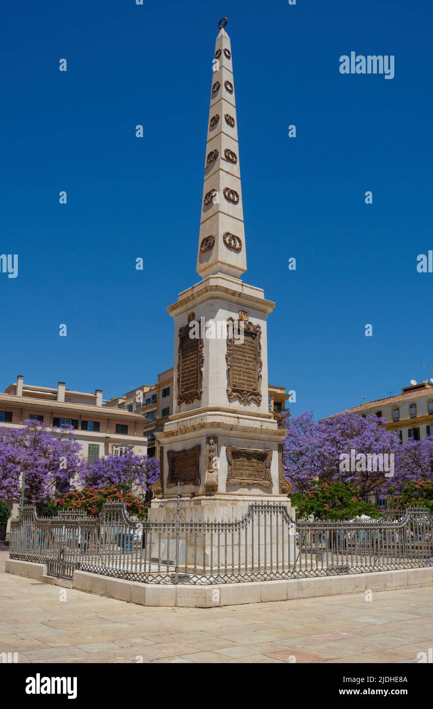 Malaga, Spagna - 26 maggio 2022: Una vista di piazza la Merced, una delle piazze principali nel centro della città di Malaga, Spagna, presieduta da un obelisco in onore Foto Stock