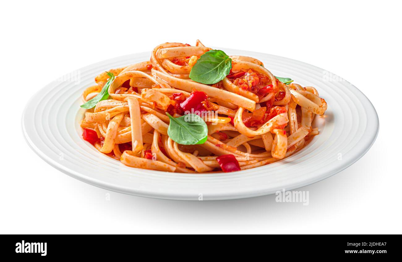 La pasta con pomodori e basilico è isolata su sfondo bianco. Foto Stock