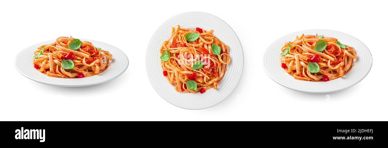 La tradizionale pasta italiana linguini con pomodori e basilico è isolata su sfondo bianco. Foto Stock