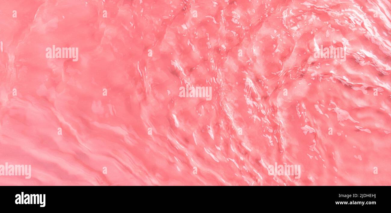 La consistenza delle onde sull'acqua di rose alla luce del sole. Foto Stock