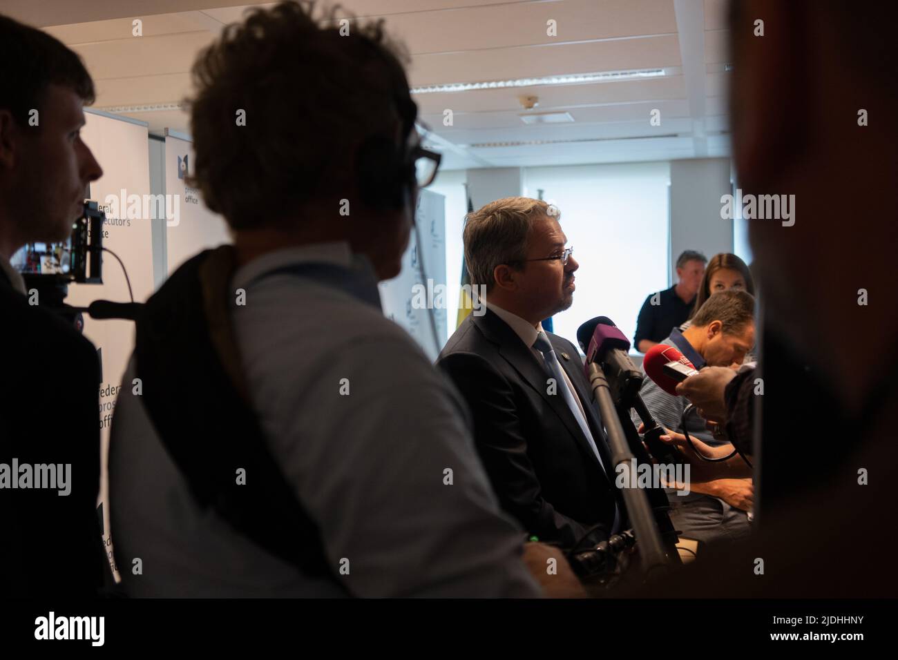 Bruxelles, Belgio, 21 giugno 2022. Il procuratore federale belga Frederic Van Leeuw ha illustrato a Bruxelles, martedì 21 giugno 2022, nel corso di una conferenza stampa della Procura federale degli affari esteri, della polizia federale e della difesa, il rimpatrio di donne e bambini belgi. Ieri sera il Belgio ha nuovamente rimpatriato le donne e i bambini provenienti dai campi in Siria. I bambini sono tutti sotto i 12 anni. Il mese scorso è stato annunciato che il Belgio aveva organizzato una nuova missione consolare in Siria. Una squadra investigativa belga è andata al campo di Roj, dove un certo numero di madri belghe w Foto Stock