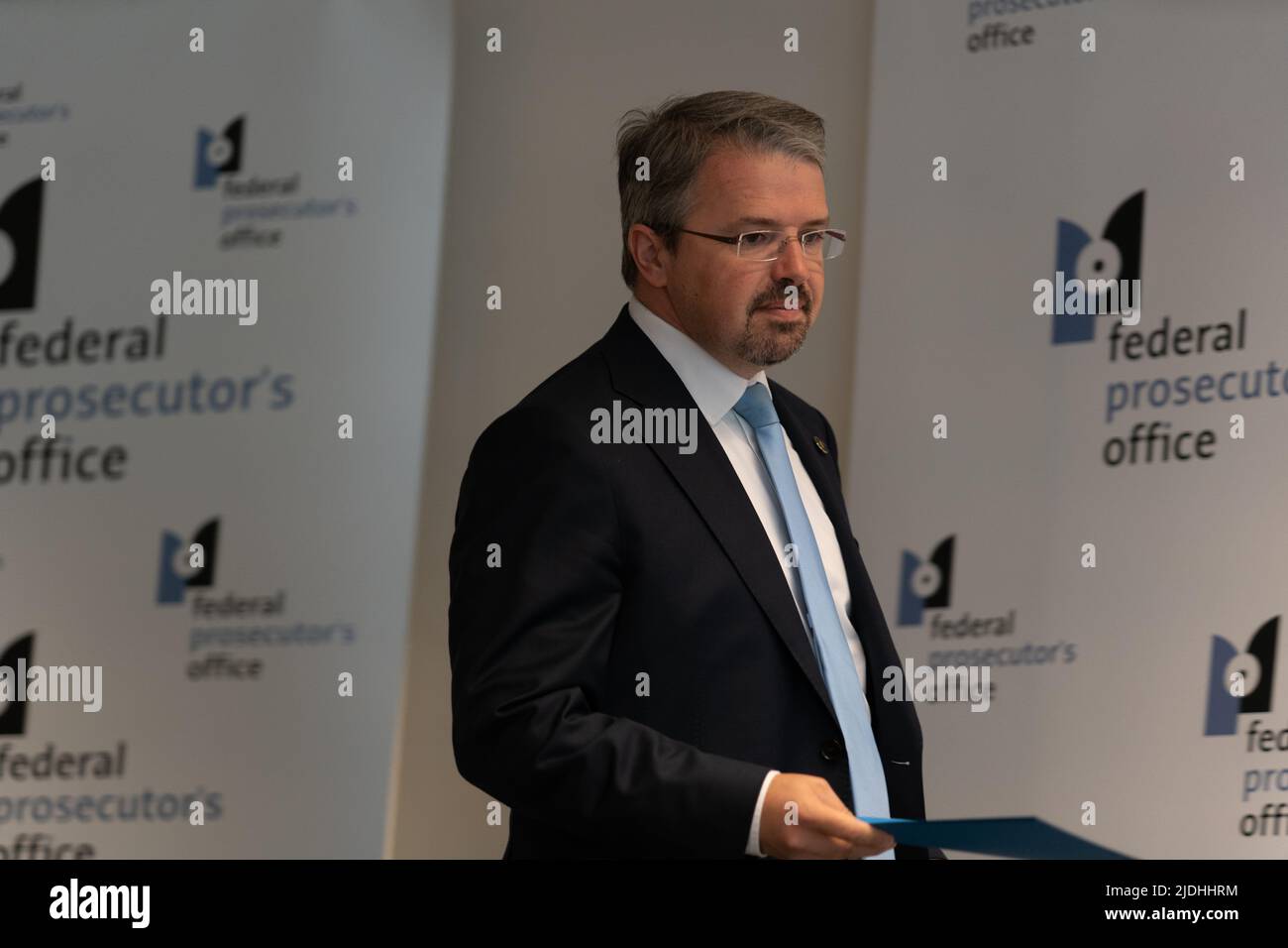 Bruxelles, Belgio, 21 giugno 2022. Il procuratore federale belga Frederic Van Leeuw ha illustrato a Bruxelles, martedì 21 giugno 2022, nel corso di una conferenza stampa della Procura federale degli affari esteri, della polizia federale e della difesa, il rimpatrio di donne e bambini belgi. Ieri sera il Belgio ha nuovamente rimpatriato le donne e i bambini provenienti dai campi in Siria. I bambini sono tutti sotto i 12 anni. Il mese scorso è stato annunciato che il Belgio aveva organizzato una nuova missione consolare in Siria. Una squadra investigativa belga è andata al campo di Roj, dove un certo numero di madri belghe w Foto Stock