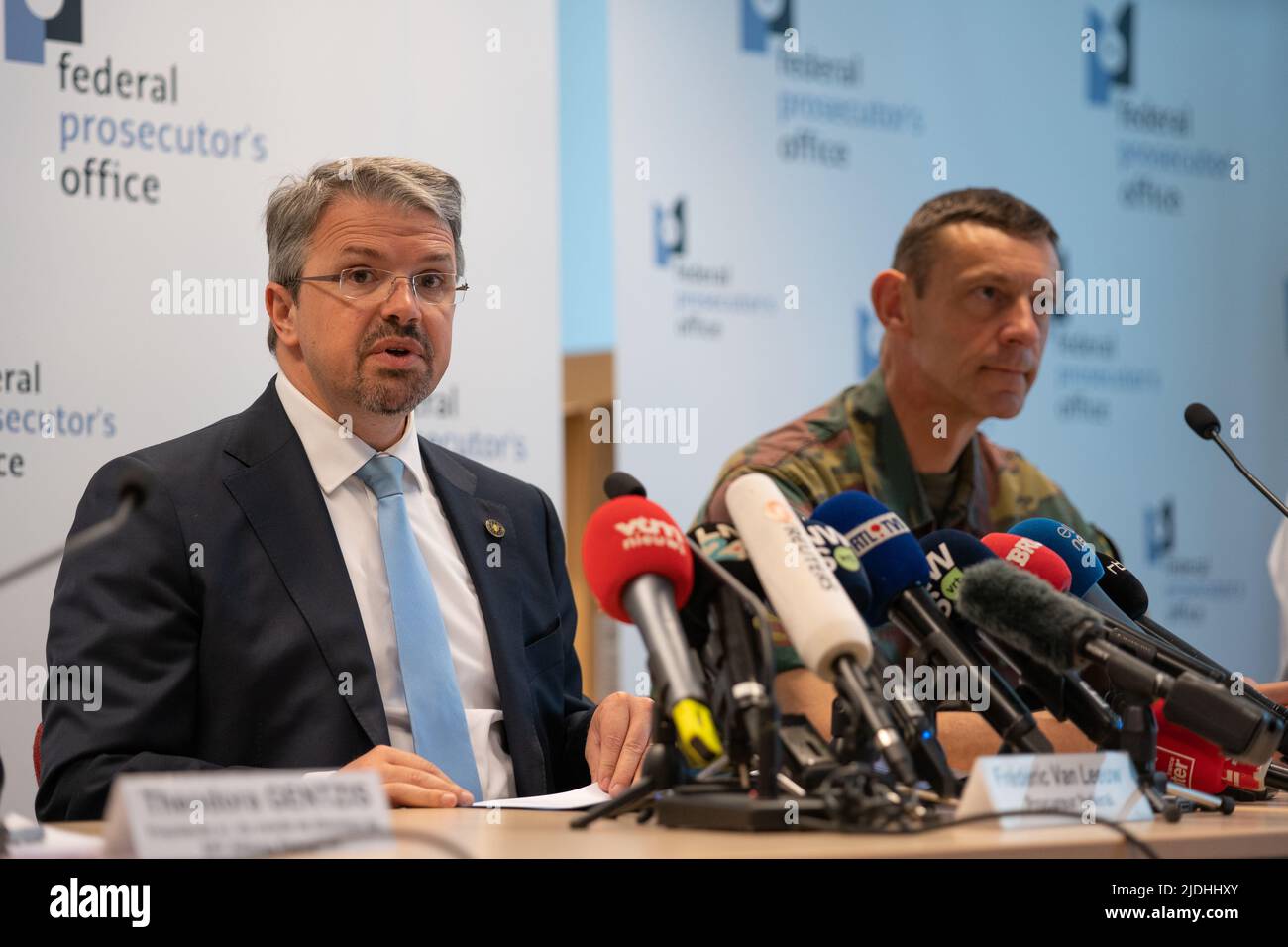 Bruxelles, Belgio, 21 giugno 2022. Il procuratore federale belga Frederic Van Leeuw (L) e il generale maggiore Vincent Descheemarker (R), illustrati nel corso di una conferenza stampa del procuratore federale, degli affari esteri, della polizia federale e della difesa, relativa al rimpatrio di donne e bambini belgi, a Bruxelles, martedì 21 giugno 2022. Ieri sera il Belgio ha nuovamente rimpatriato le donne e i bambini provenienti dai campi in Siria. I bambini sono tutti sotto i 12 anni. Il mese scorso è stato annunciato che il Belgio aveva organizzato una nuova missione consolare in Siria. Una squadra investigativa belga si è recata a t Foto Stock Bruxelles, Belgio, 21 giugno 2022. Il procuratore federale belga Frederic Van Leeuw (L) e il generale maggiore Vincent Descheemarker (R), illustrati nel corso di una conferenza stampa del procuratore federale, degli affari esteri, della polizia federale e della difesa, relativa al rimpatrio di donne e bambini belgi, a Bruxelles, martedì 21 giugno 2022. Ieri sera il Belgio ha nuovamente rimpatriato le donne e i bambini provenienti dai campi in Siria. I bambini sono tutti sotto i 12 anni. Il mese scorso è stato annunciato che il Belgio aveva organizzato una nuova missione consolare in Siria. Una squadra investigativa belga si è recata a t Foto Stock