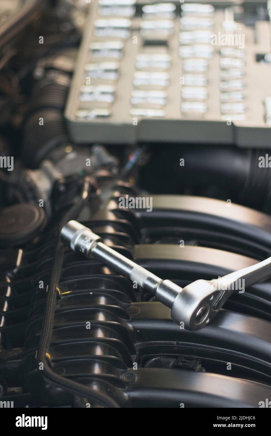 La chiave si trova sul motore dell'auto nel vano motore. Foto Stock