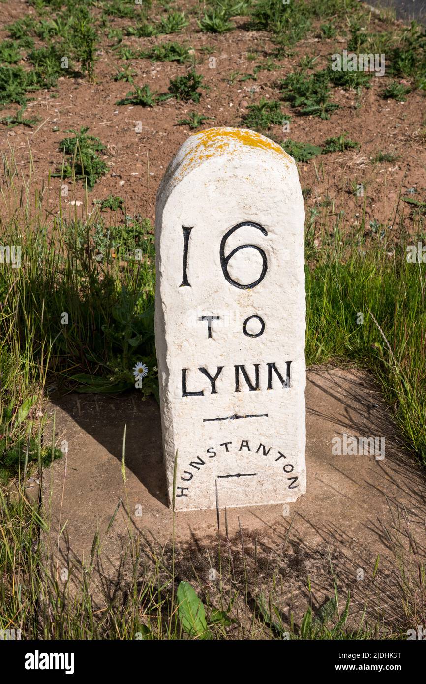 Una pietra miliare che dimostra che è a 16 miglia da King's Lynn da Hunstanton in Norfolk. Foto Stock