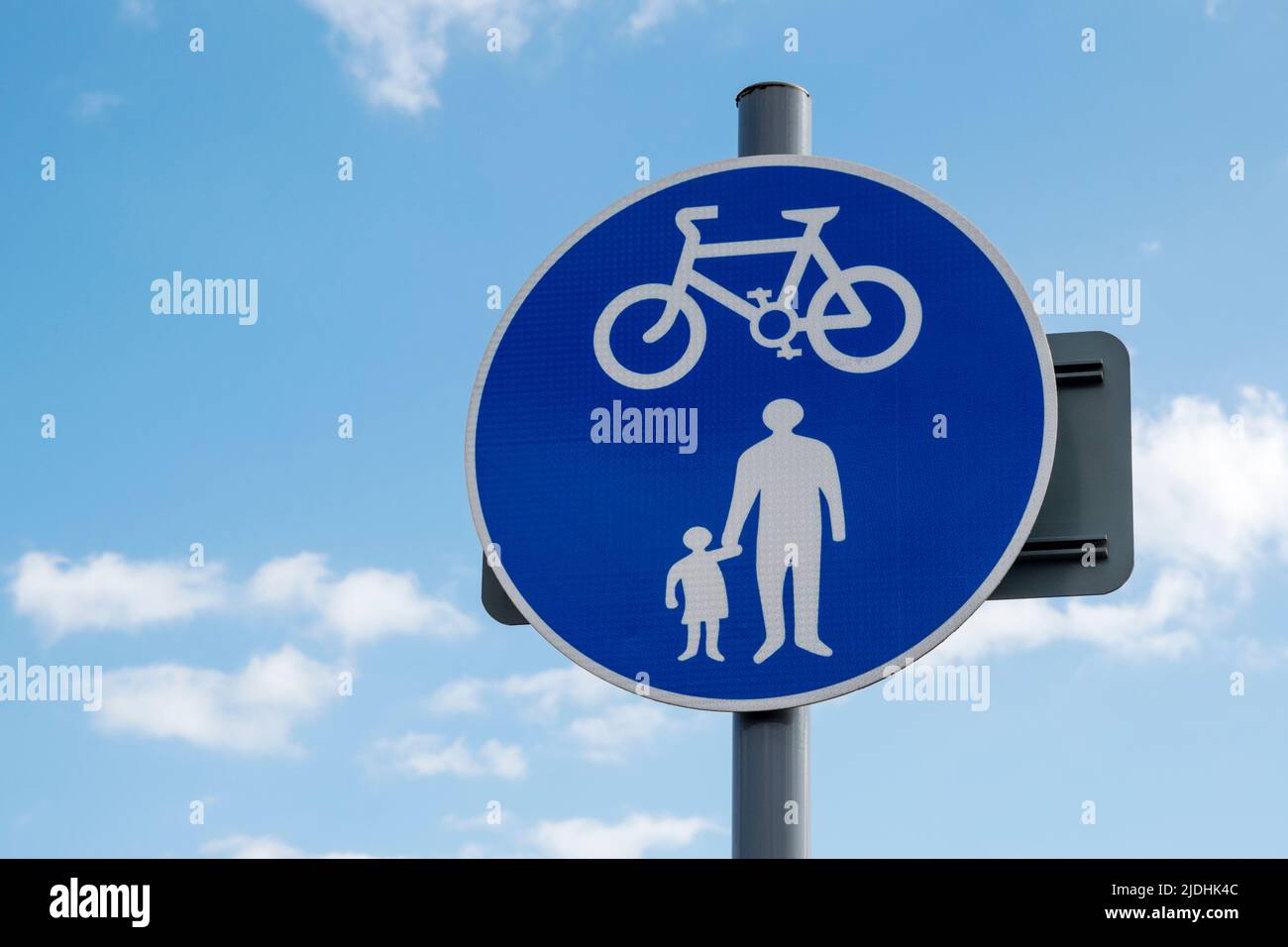 Un cartello stradale che indica una corsia di utilizzo misto non segregata destinata all'uso di pedoni e ciclisti. Foto Stock