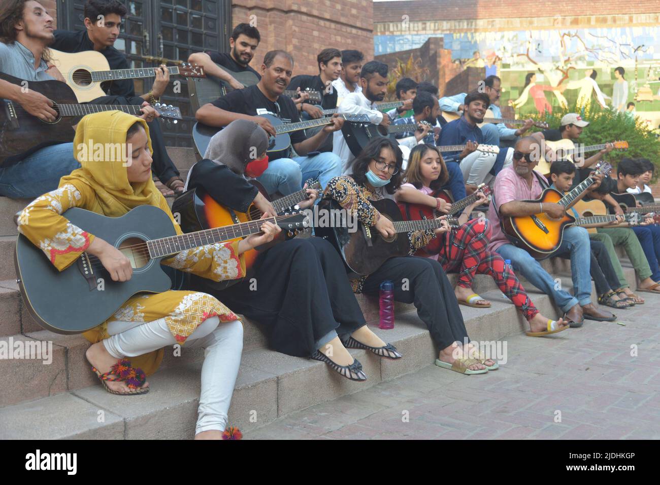 Lahore, Punjab, Pakistan. 20th giugno 2022. Il famoso premio civile Pakistano Pride of Performance, chitarrista e ambasciatore di chitarra Sajjad Tafu, che ha dato lezioni di musica agli studenti della sala Alhamra alla vigilia della Giornata Mondiale della Musica di Lahore come mondo da osservare il 21 giugno Giornata Mondiale della Musica. Sajjad Tafu è un nome di famiglia nell'industria musicale del Pakistan. Il brillante chitarrista ha trascorso quasi 45 anni nel settore dello showbiz e ha composto musica per oltre 100 film. Il suo stile di chitarra impeccabile e la sua notevole abilità lo hanno reso uno dei migliori artistes pakistani. (Credit Image: © Rana Sajid Hu Foto Stock