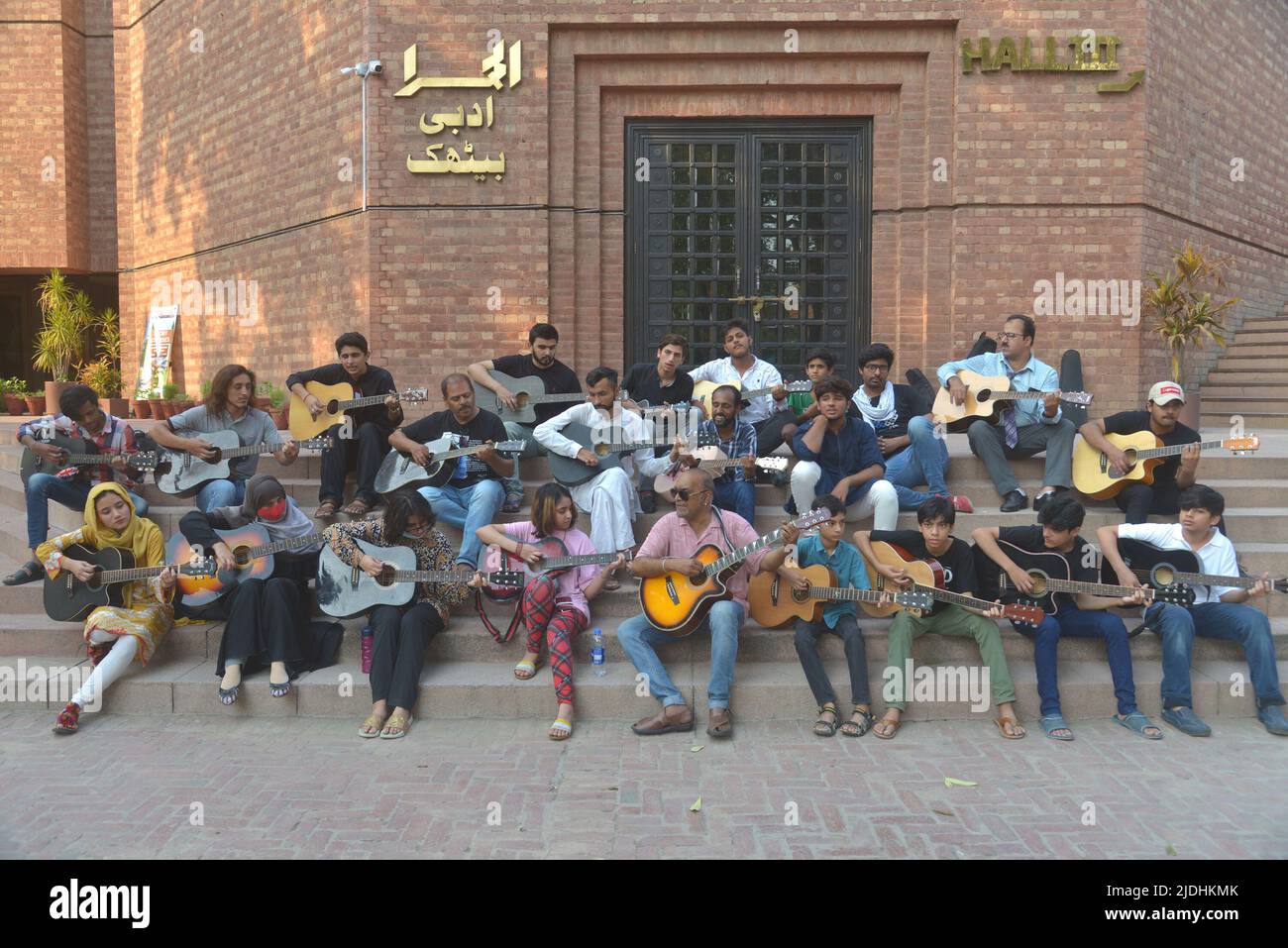 Lahore, Punjab, Pakistan. 20th giugno 2022. Il famoso premio civile Pakistano Pride of Performance, chitarrista e ambasciatore di chitarra Sajjad Tafu, che ha dato lezioni di musica agli studenti della sala Alhamra alla vigilia della Giornata Mondiale della Musica di Lahore come mondo da osservare il 21 giugno Giornata Mondiale della Musica. Sajjad Tafu è un nome di famiglia nell'industria musicale del Pakistan. Il brillante chitarrista ha trascorso quasi 45 anni nel settore dello showbiz e ha composto musica per oltre 100 film. Il suo stile di chitarra impeccabile e la sua notevole abilità lo hanno reso uno dei migliori artistes pakistani. (Credit Image: © Rana Sajid Hu Foto Stock