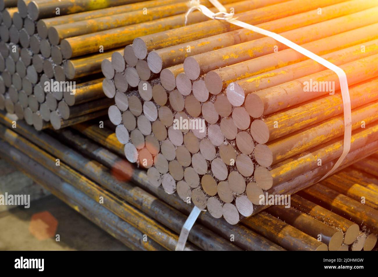 Un mazzo di aste d'acciaio tagliate a misura. Sezione di approvvigionamento dello stabilimento. Foto Stock