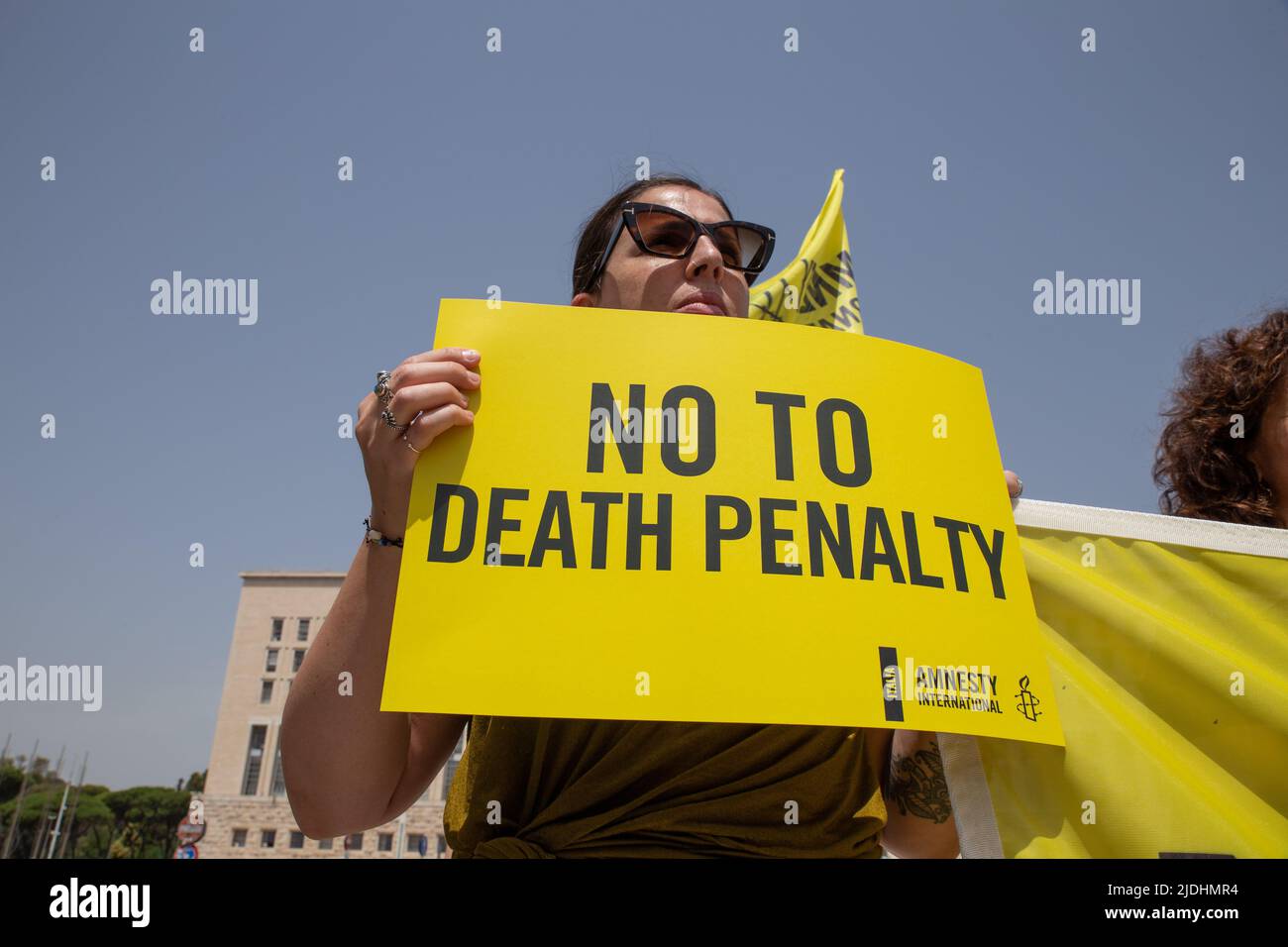 Roma, Italia. 21st giugno 2022. Amnesty attivisti internazionali di fronte al Ministero degli Esteri di Roma protestano contro quattro condanne a morte annunciate dalle autorità militari del Myanmar. (Foto di Matteo Nardone/Pacific Press/Sipa USA) Credit: Sipa USA/Alamy Live News Foto Stock