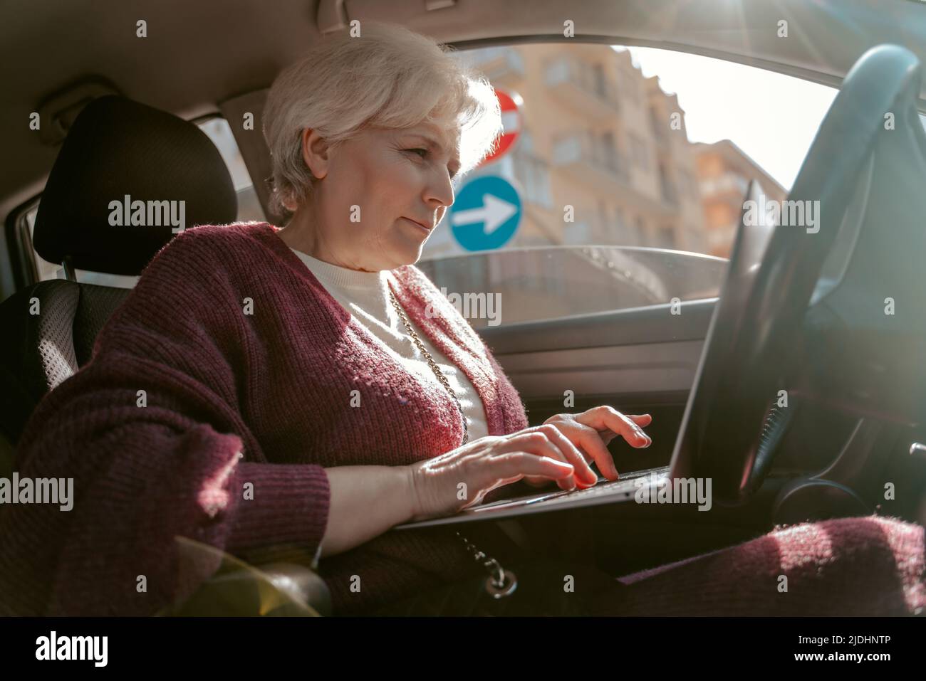 Donna concentrata che lavora sul suo computer portatile Foto Stock