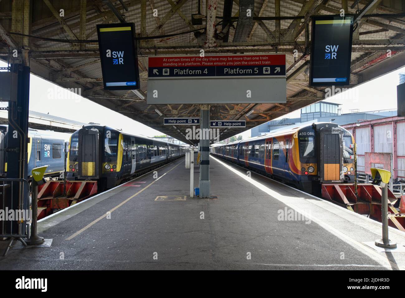 Treni parcheggiati sulle piattaforme della stazione ferroviaria di Portsmouth Harbour a causa dello sciopero ferroviario RMT 2022. Nessun treno in funzione e nessun personale che lavora. Foto Stock