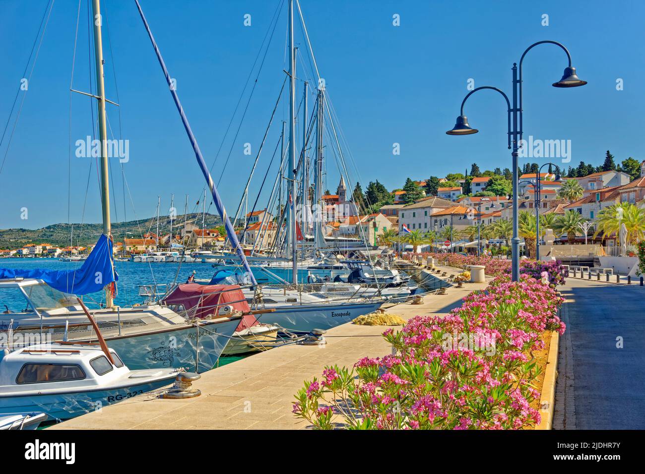 Molo della città di Rogoznica. Una popolare destinazione di pernottamento per gli yacht Cruisers sulla costa centrale della Dalamation in Croazia. Foto Stock