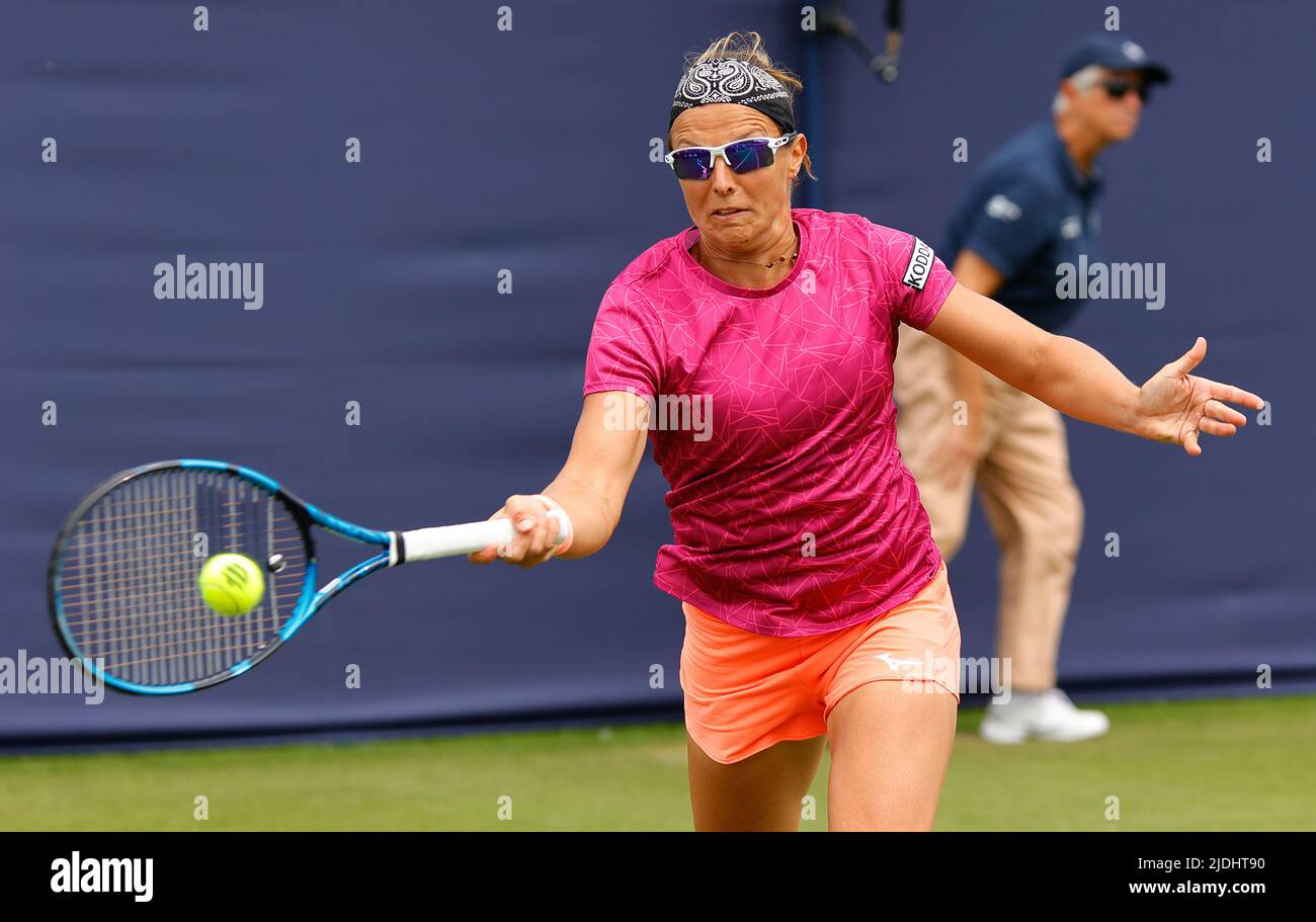 Devonshire Park, Eastbourne, Regno Unito. 21st giugno 2022. Torneo Internazionale di tennis del prato di Eastbourne; Kirsten Flipens (bel) gioca una forehand contro Elise Mertens (bel) credito: Azione Plus Sport/Alamy Live News Foto Stock