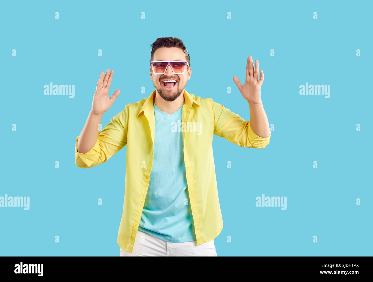L'uomo gioioso mostra grandi misure con le mani Foto Stock