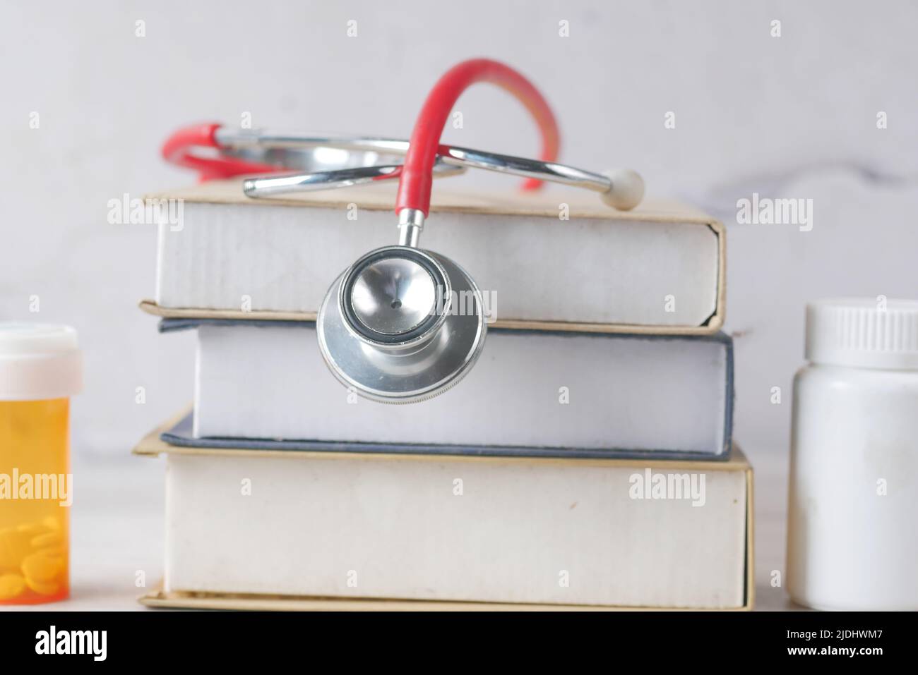 stetoscopio su una pila di libri sul tavolo Foto Stock