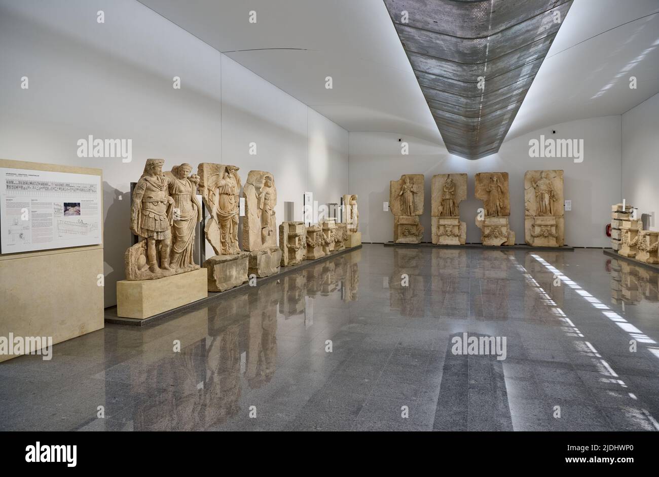 Rilievi di Sebasteion all'interno del museo di Afrodisias Città Antica, Sala degli Imperatori, Denizli, Turchia Foto Stock