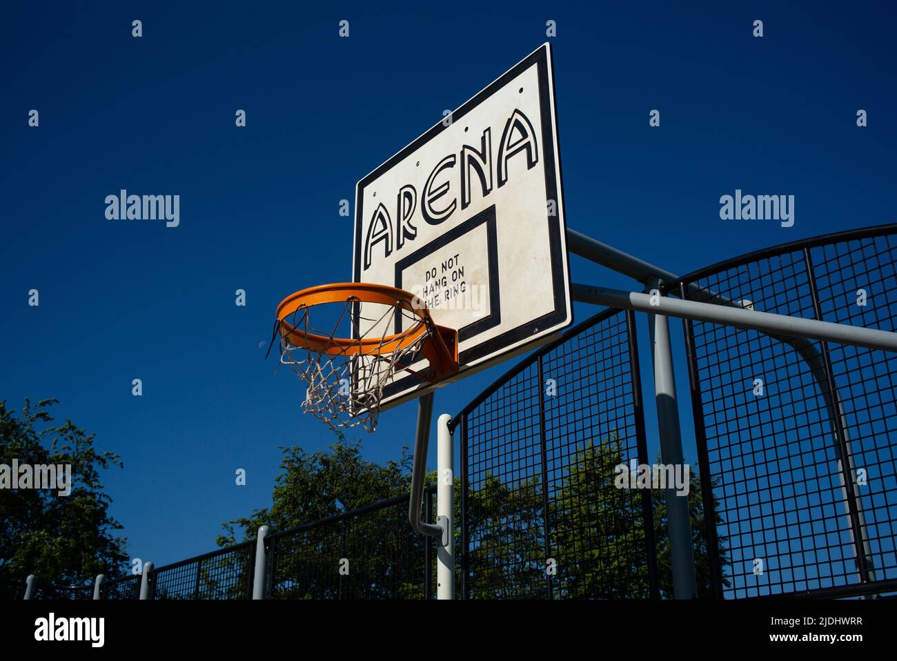 Arena multi uso area giochi MUGA a Eastleigh Hampshire Regno Unito parco pubblico. Primo piano di rete e tavola da basket con logo Arena. Foto Stock