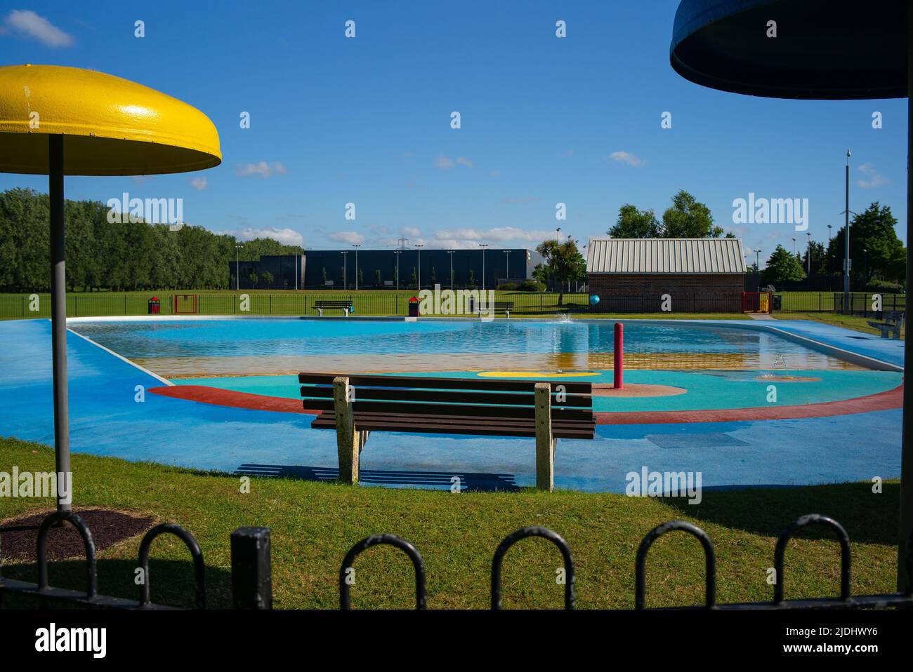Città di Eastleigh in hampshire Regno Unito Fleming Park piscina pubblica per bambini vuota e pronta per l'estate per la famiglia a giocare e divertirsi in. Foto Stock