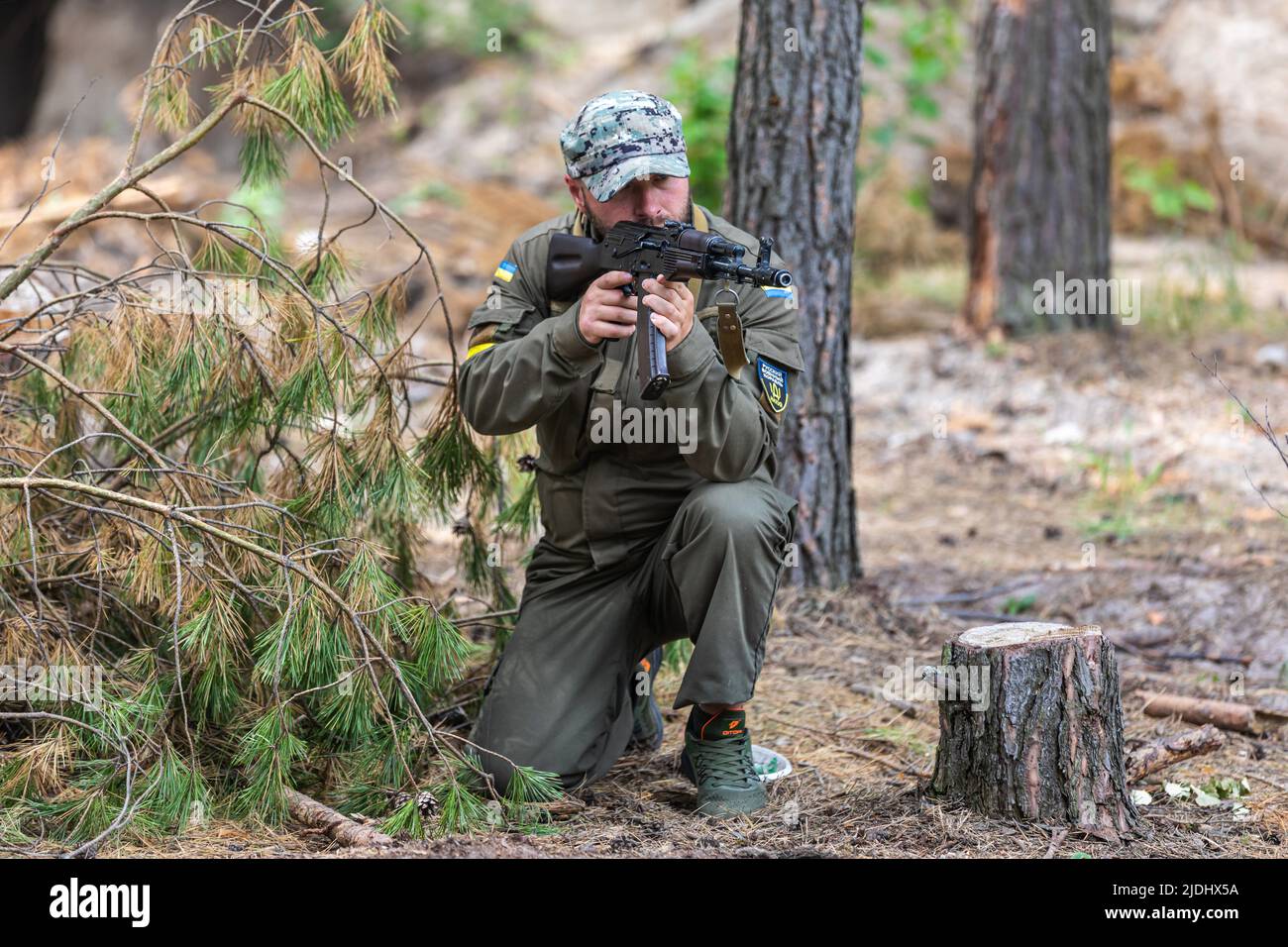 Bucha, Ucraina. 17th giugno 2022. Combattente per la difesa territoriale con un fucile automatico in posizione di combattimento durante l'addestramento al combattimento. I membri dell'unità di difesa territoriale Bucha, una forza di sostegno all'esercito ucraino regolare, partecipano a un esercizio per le classi di tattiche di combattimento regolari, non lontano dalla città Ucraina di Bucha, regione di Kyiv, Ucraina. (Credit Image: © Mykhaylo Palinchak/SOPA Images via ZUMA Press Wire) Foto Stock