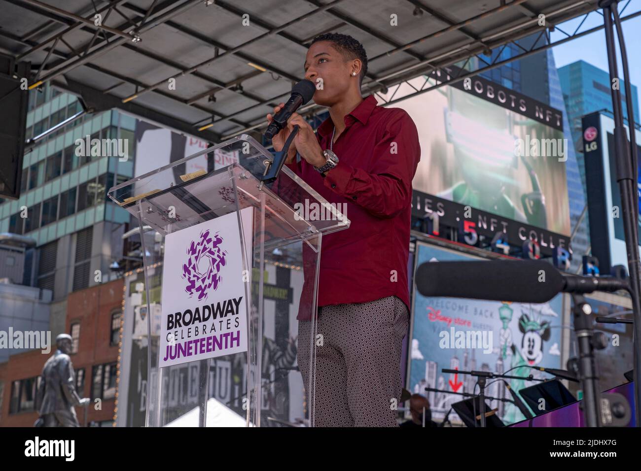 New York, Stati Uniti. 19th giugno 2022. L'attore vincitore del Tony Award Myles Frost parla durante Broadway celebra il Giuneteesimo a Times Square a New York City. Giuneteicento è una festa federale negli Stati Uniti che commemora l'emancipazione degli afroamericani schiavi. (Foto di Ron Adar/SOPA Images/Sipa USA) Credit: Sipa USA/Alamy Live News Foto Stock