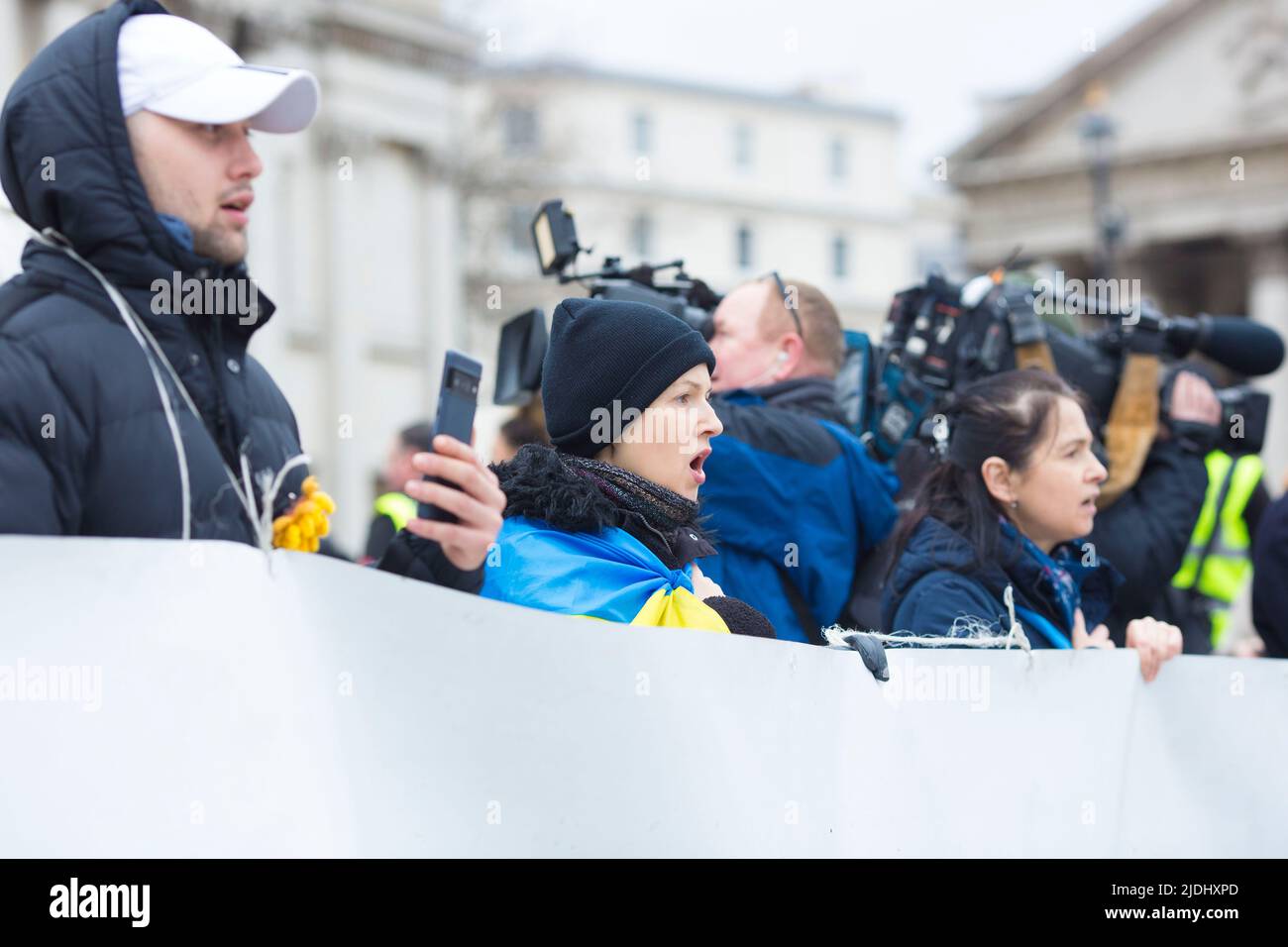 I partecipanti si riuniscono durante uno stand con l’Ucraina per protestare contro la recente invasione dell’Ucraina da parte della Russia a Trafalgar Square a Londra. Foto Stock