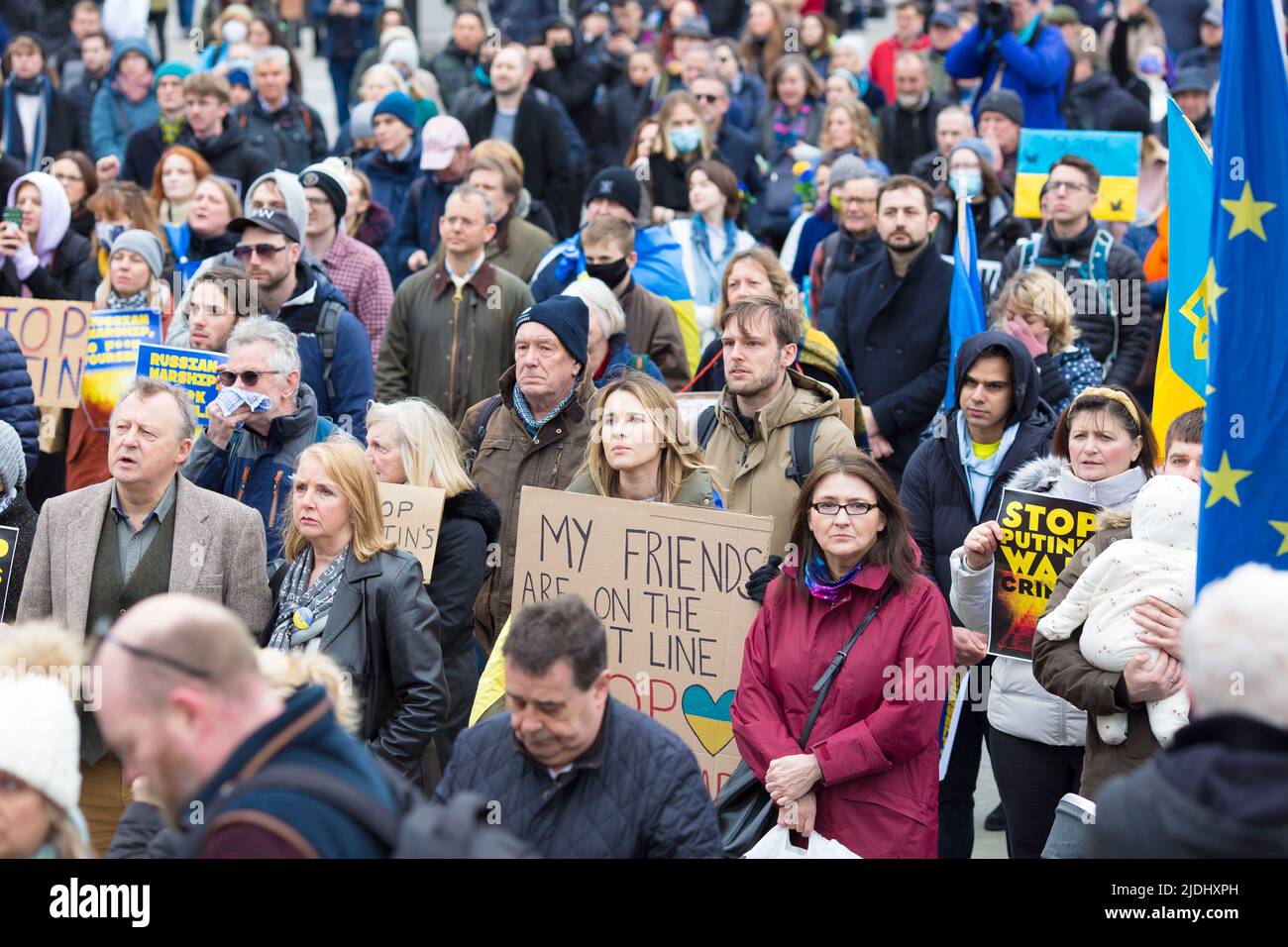 I partecipanti si riuniscono durante uno stand con l’Ucraina per protestare contro la recente invasione dell’Ucraina da parte della Russia a Trafalgar Square a Londra. Foto Stock