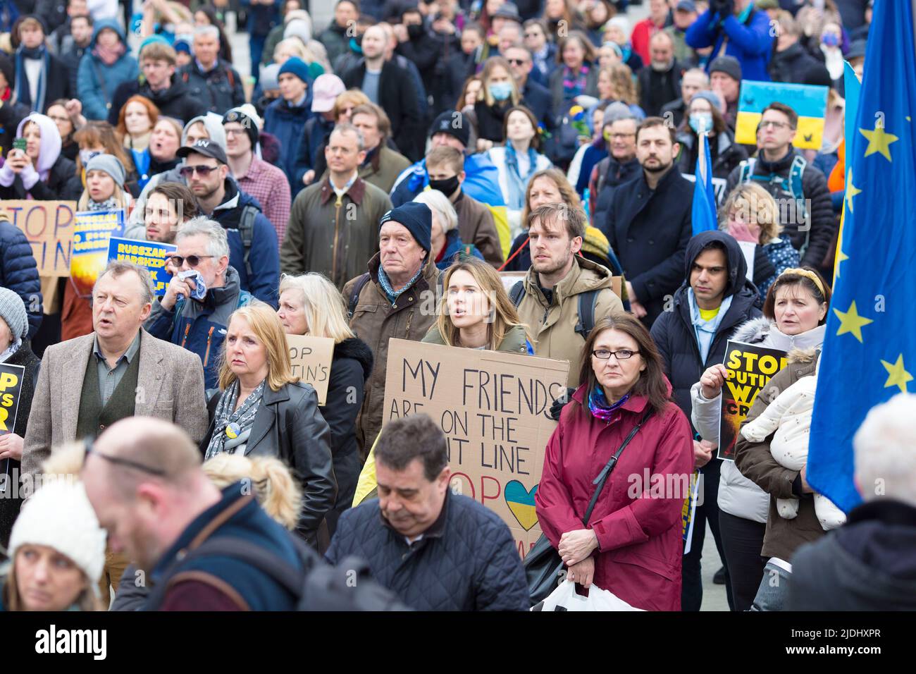 I partecipanti si riuniscono durante uno stand con l’Ucraina per protestare contro la recente invasione dell’Ucraina da parte della Russia a Trafalgar Square a Londra. Foto Stock