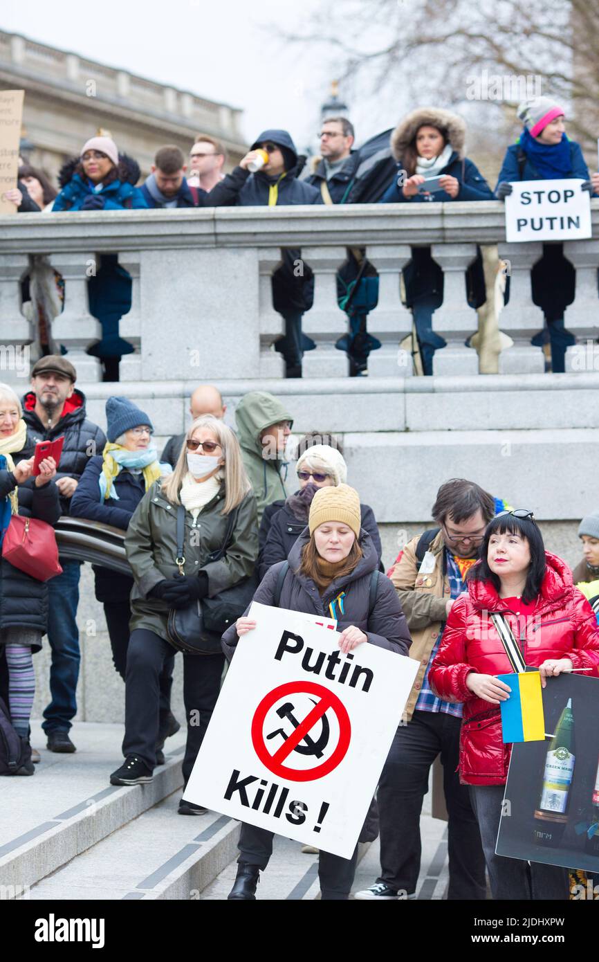 I partecipanti si riuniscono durante uno stand con l’Ucraina per protestare contro la recente invasione dell’Ucraina da parte della Russia a Trafalgar Square a Londra. Foto Stock