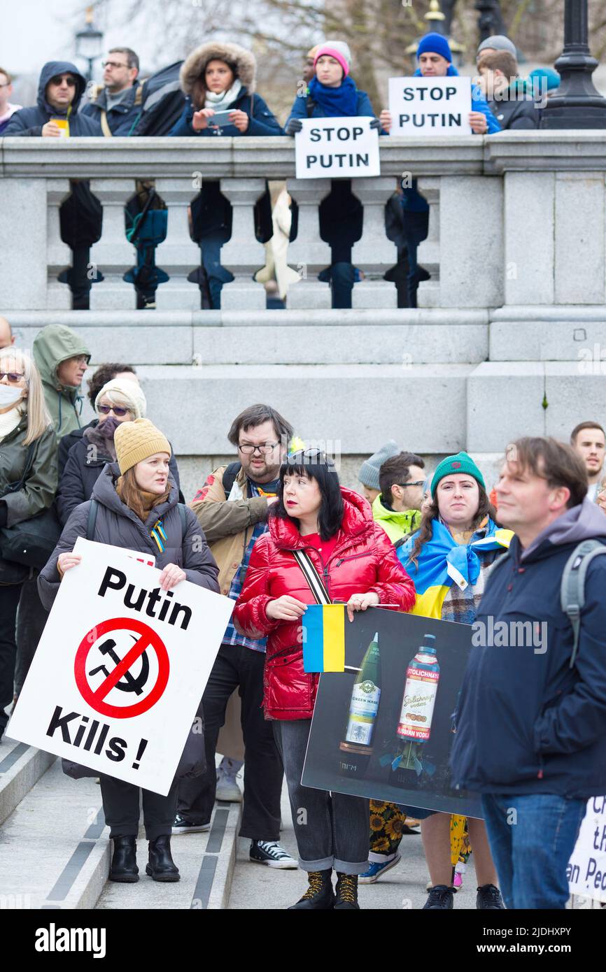 I partecipanti si riuniscono durante uno stand con l’Ucraina per protestare contro la recente invasione dell’Ucraina da parte della Russia a Trafalgar Square a Londra. Foto Stock