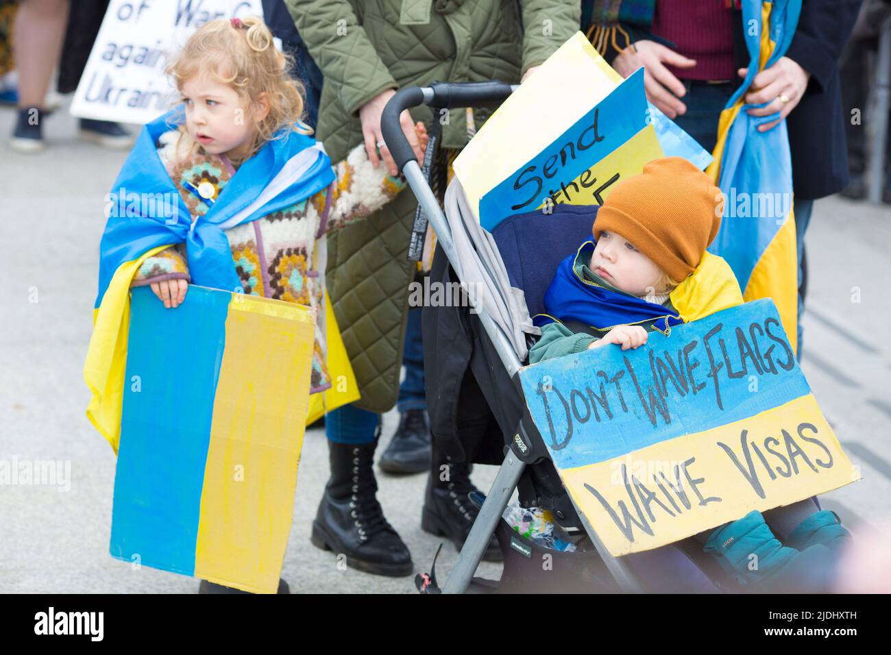 I partecipanti si riuniscono durante uno stand con l’Ucraina per protestare contro la recente invasione dell’Ucraina da parte della Russia a Trafalgar Square a Londra. Foto Stock