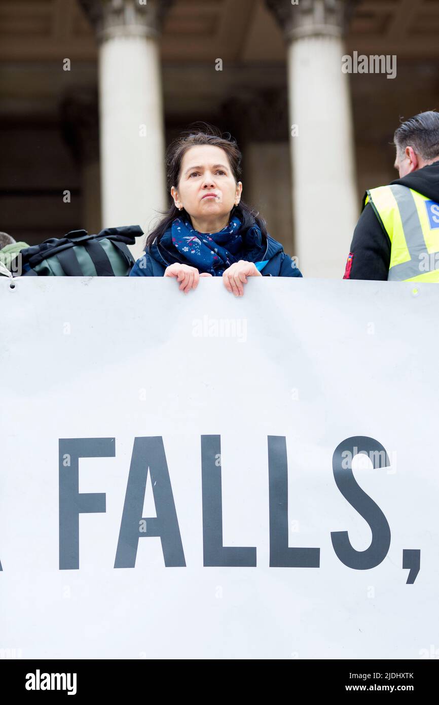 I partecipanti si riuniscono durante uno stand con l’Ucraina per protestare contro la recente invasione dell’Ucraina da parte della Russia a Trafalgar Square a Londra. Foto Stock