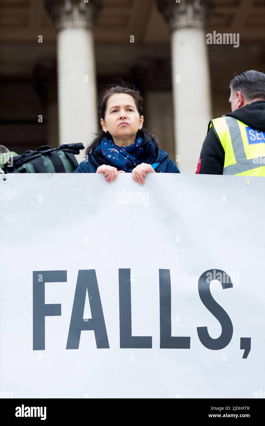 I partecipanti si riuniscono durante uno stand con l’Ucraina per protestare contro la recente invasione dell’Ucraina da parte della Russia a Trafalgar Square a Londra. Foto Stock