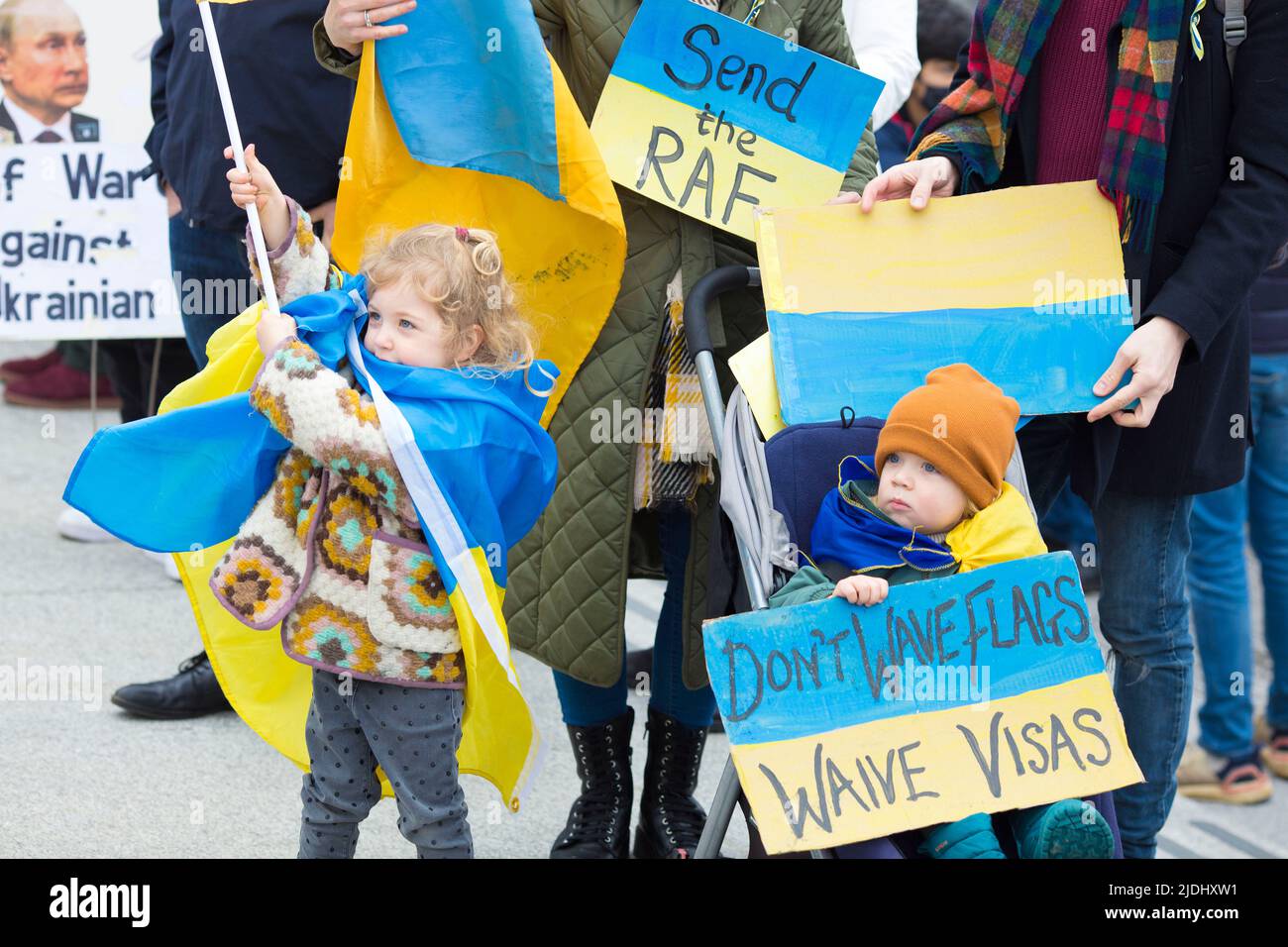 I partecipanti si riuniscono durante uno stand con l’Ucraina per protestare contro la recente invasione dell’Ucraina da parte della Russia a Trafalgar Square a Londra. Foto Stock