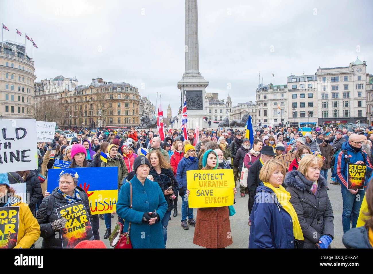 I partecipanti si riuniscono durante uno stand con l’Ucraina per protestare contro la recente invasione dell’Ucraina da parte della Russia a Trafalgar Square a Londra. Foto Stock