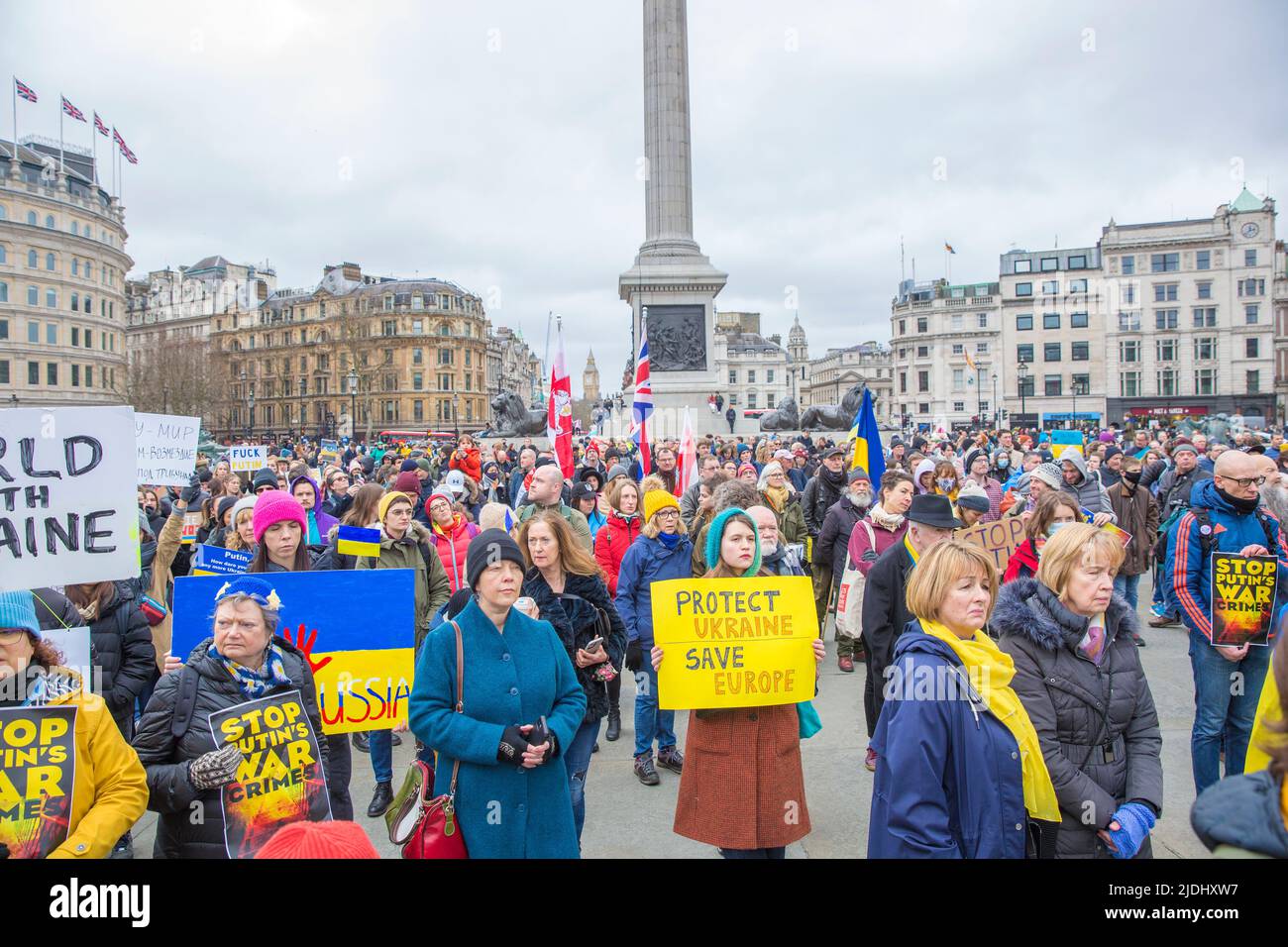 I partecipanti si riuniscono durante uno stand con l’Ucraina per protestare contro la recente invasione dell’Ucraina da parte della Russia a Trafalgar Square a Londra. Foto Stock