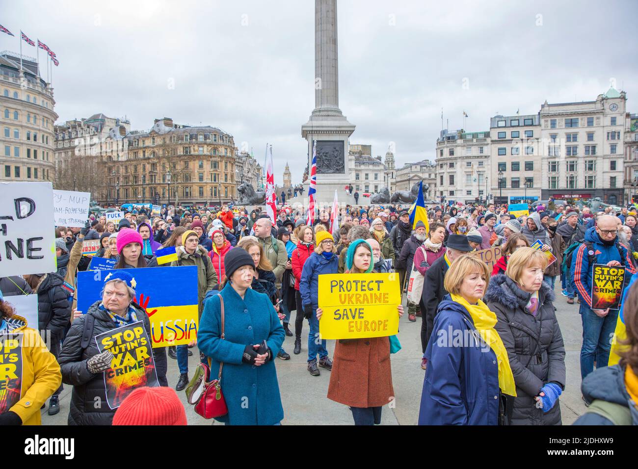 I partecipanti si riuniscono durante uno stand con l’Ucraina per protestare contro la recente invasione dell’Ucraina da parte della Russia a Trafalgar Square a Londra. Foto Stock