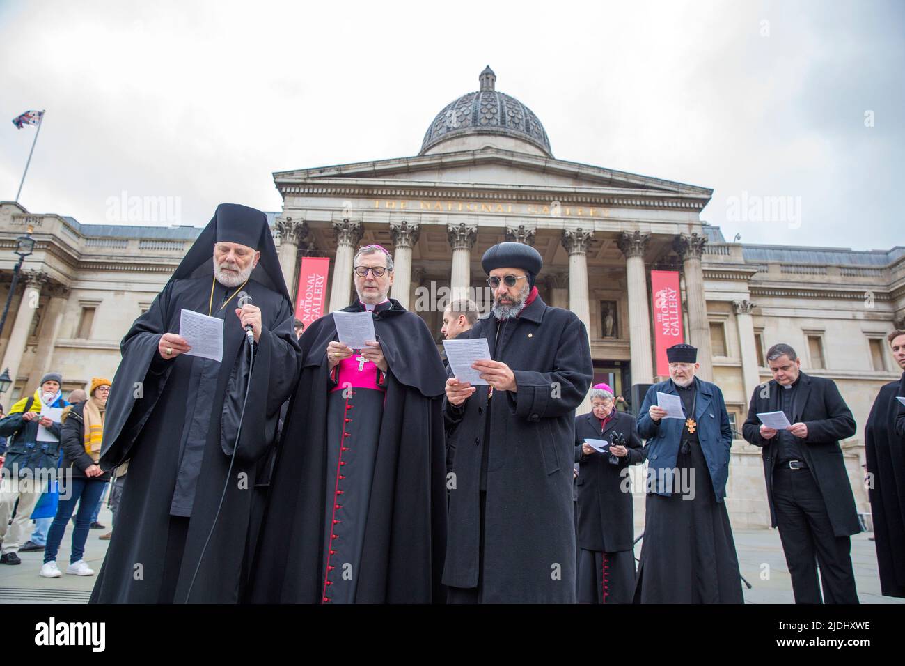 I partecipanti si riuniscono durante uno stand con l’Ucraina per protestare contro la recente invasione dell’Ucraina da parte della Russia a Trafalgar Square a Londra. Foto Stock