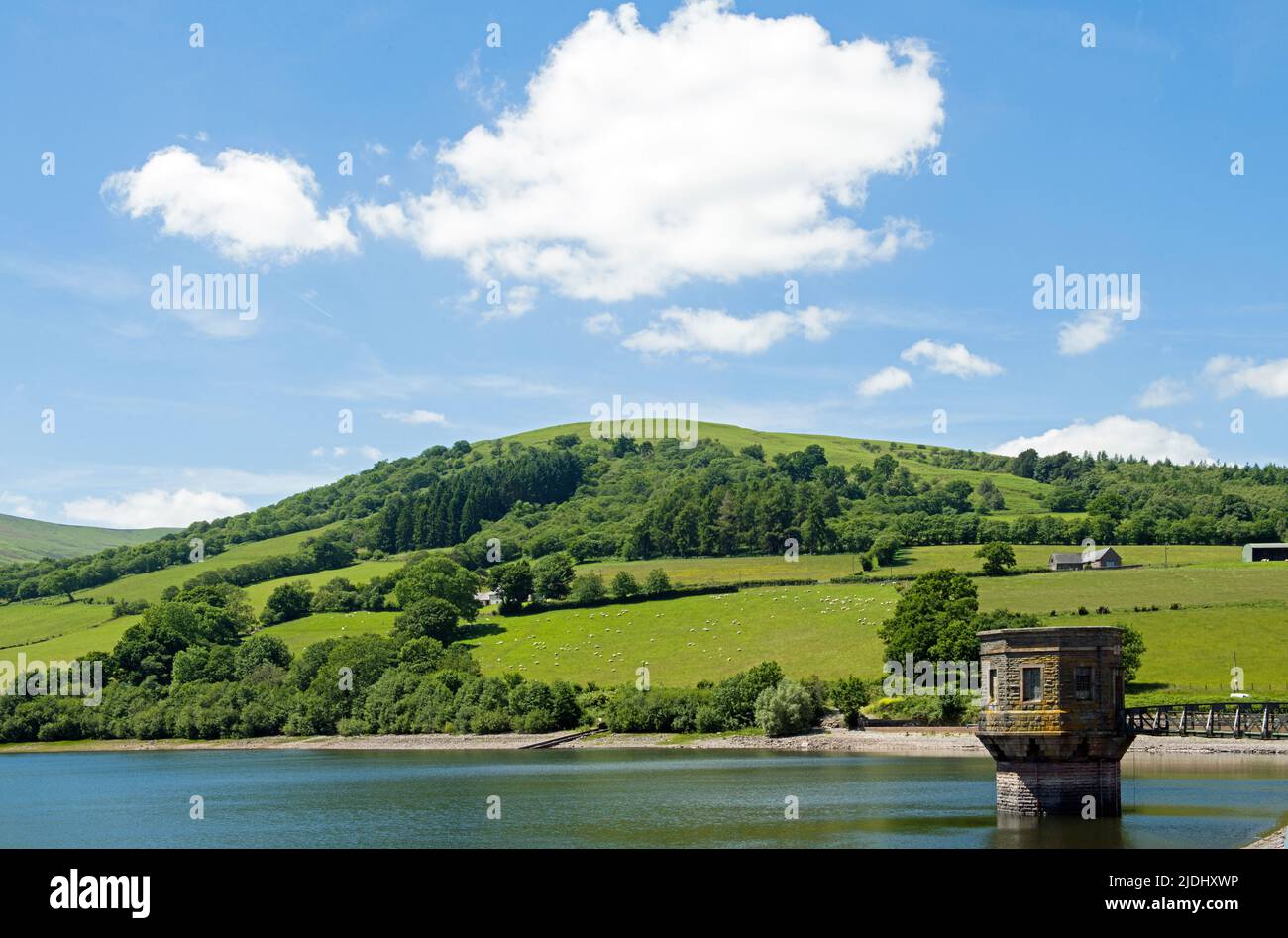 Una vista sul lago artificiale di Talybont e sulla Torre di controllo in una giornata di sole a giugno nei Beacons di Brecon Foto Stock