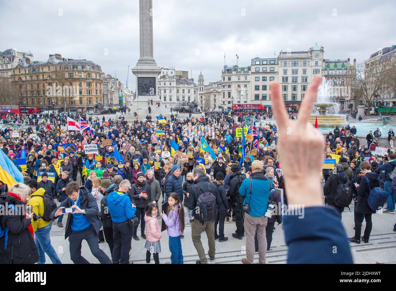I partecipanti si riuniscono durante uno stand con l’Ucraina per protestare contro la recente invasione dell’Ucraina da parte della Russia a Trafalgar Square a Londra. Foto Stock