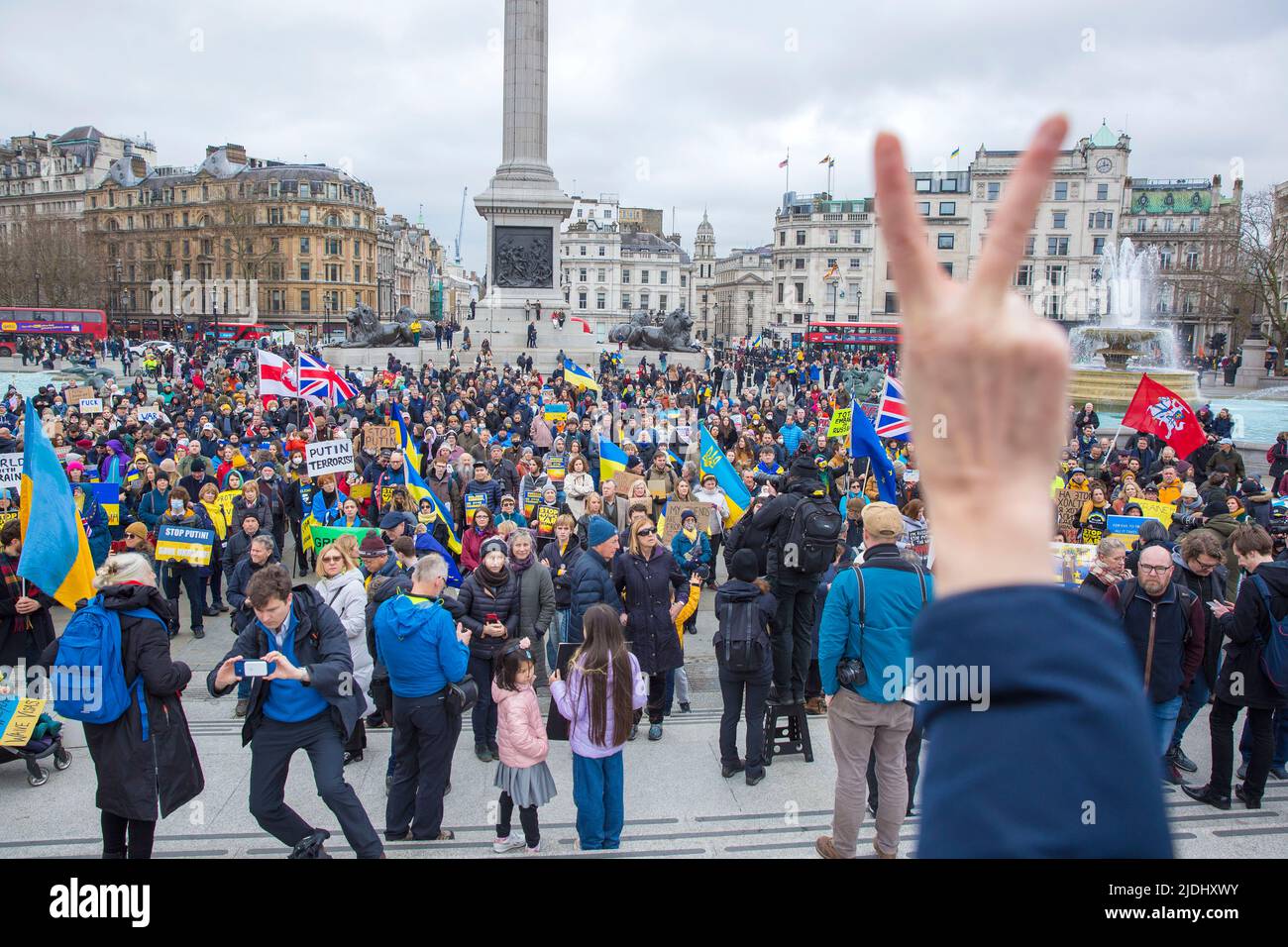 I partecipanti si riuniscono durante uno stand con l’Ucraina per protestare contro la recente invasione dell’Ucraina da parte della Russia a Trafalgar Square a Londra. Foto Stock